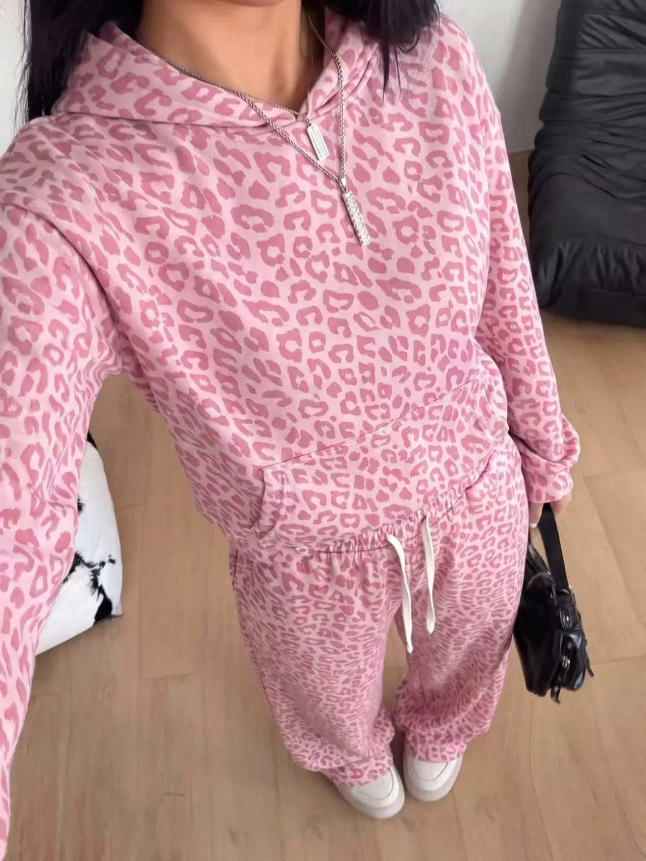 Women’s autumn/winter cotton leopard print two-piece set, long-sleeve hooded sweatshirt with kangaroo pocket + drawstring elastic-waist wide-leg sweatpants