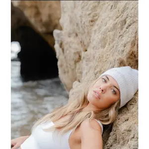 the cashmere snow white beanie