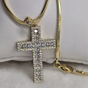 # 0126 Cadena con dije de cruz adiamantada 16 pulgadas.. oro laminado 14k Alta calidad