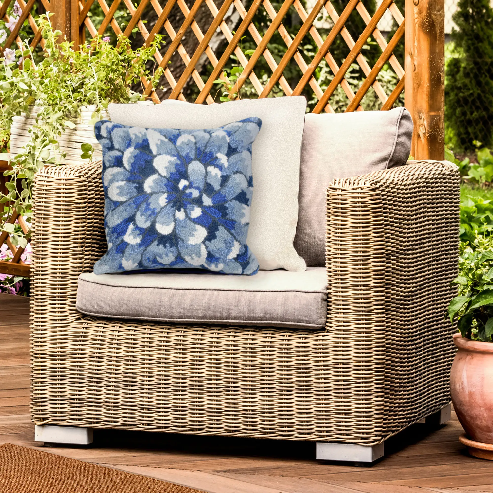 Lush Decor Hand-Tufted Polyester Blend Indoor/Outdoor Accent Pillow - Transitional Geometric Botanical Mum Design, Cushions for Porch, Deck, Chair, Nursery, All-Seasons Textile Soft Furnishing
