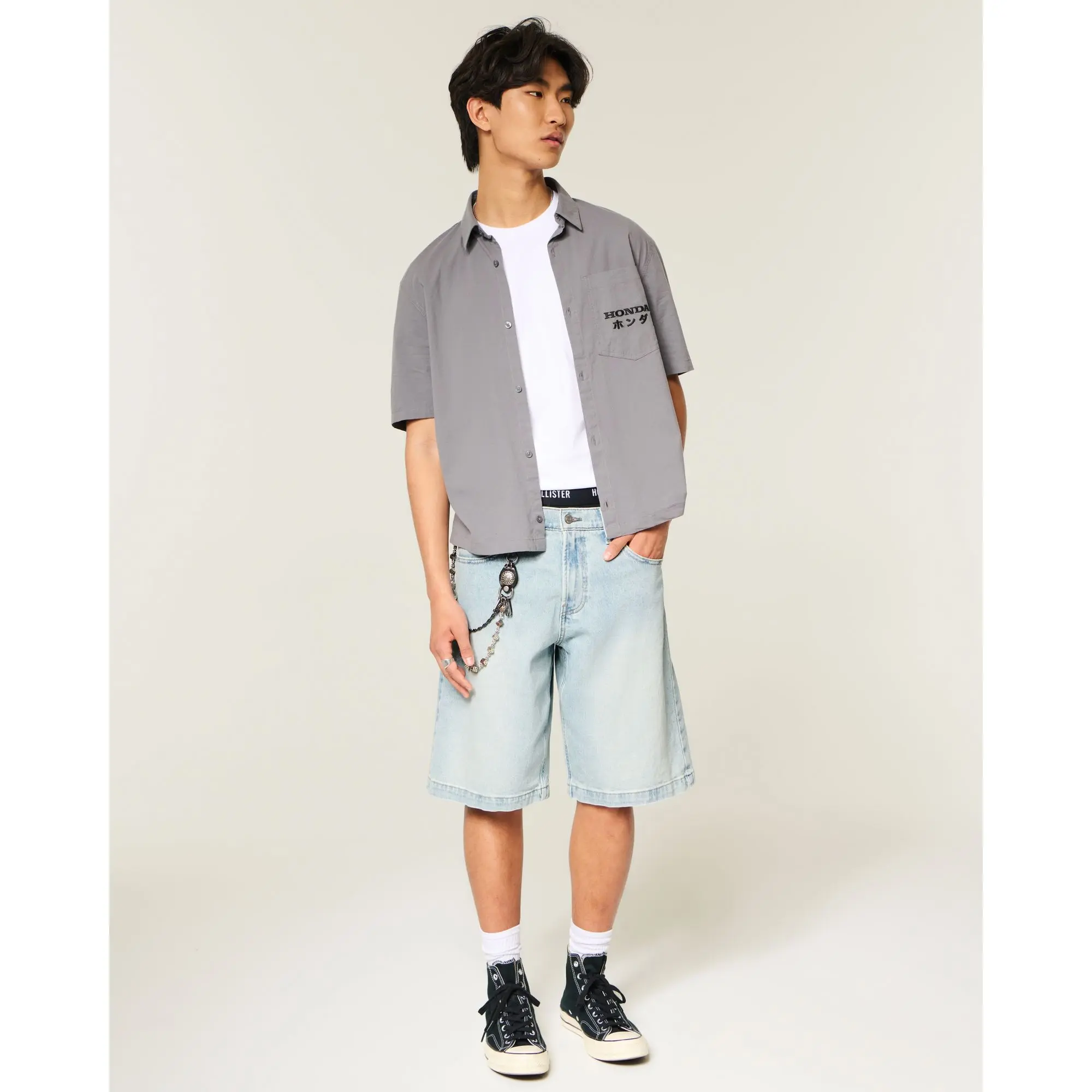 Hollister Low-Rise Light Wash Graphic Baggy Jean Shorts Hollister Low-Rise Light Wash Graphic Baggy Jean Shorts