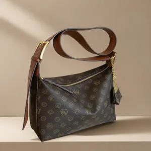 Spacious Premium Leather Tote for Travelers - Versatile Commuter Shoulder Bag for Weekend Trips