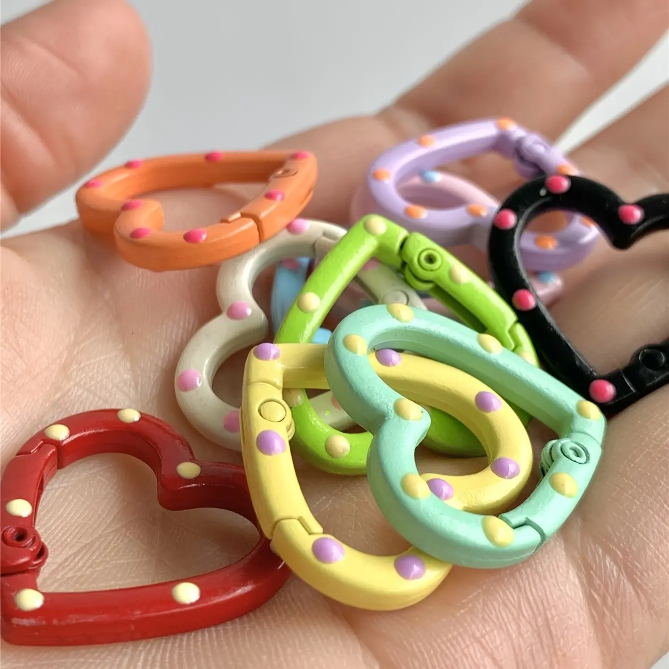 10/25pcs Colorful Heart Keychains, DIY Jewelry Making, Bright Alloy Accessories, Perfect for Key Rings and Bag Decorations, Heart Shaped Keychain