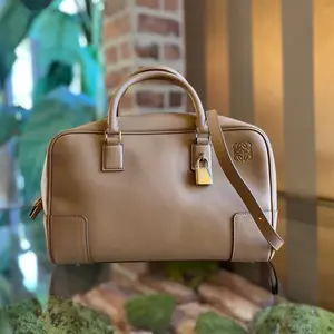 Pre-owned Loewe calfskin Crossbody Bags Amazona 28 Beige Nappa Satchel