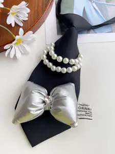 Unique Design Sweet Cool Women's Short Tie, Bow Decor Tie, Faux Leather Gloss Bow with Artificial Pearl Chain, Idol Group Style, Perfect for Campus Parties