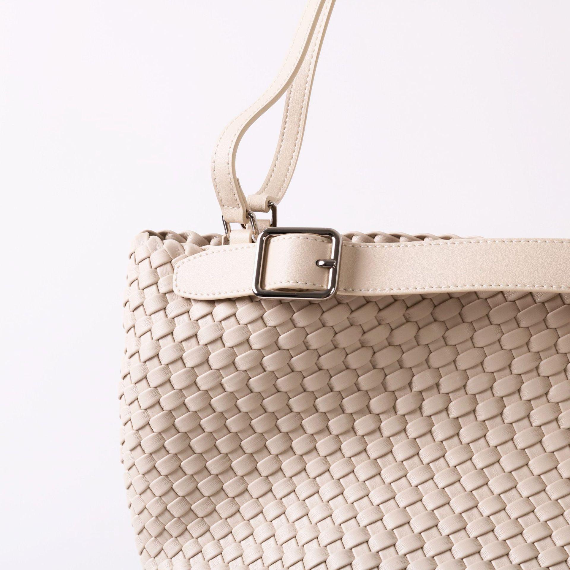 Elegant Woven Leather Shoulder Bag for Women Large Capacity Tote Stylish Durable Design Perfect for Everyday Use