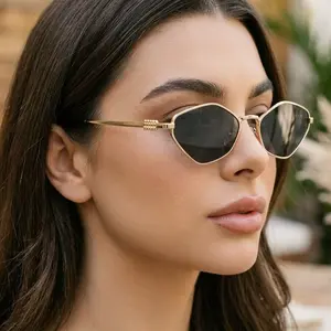 Retro Metal Frame Sunglasses with UV400 Protection for Women & Men Vintage Eyewear Stylish and Durable Design