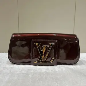 Pre-owned Louis Vuitton Leather Clutches & Wristlets Sobe Clutch Dark red 72566089