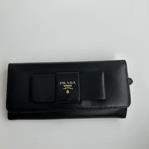 Pre-owned PRADA Leather small leather goods Black saffinao bow wallet
