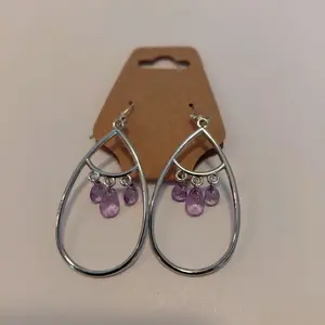 Modern earrings with lilac drops / Aretes modernos con gotas lilas
