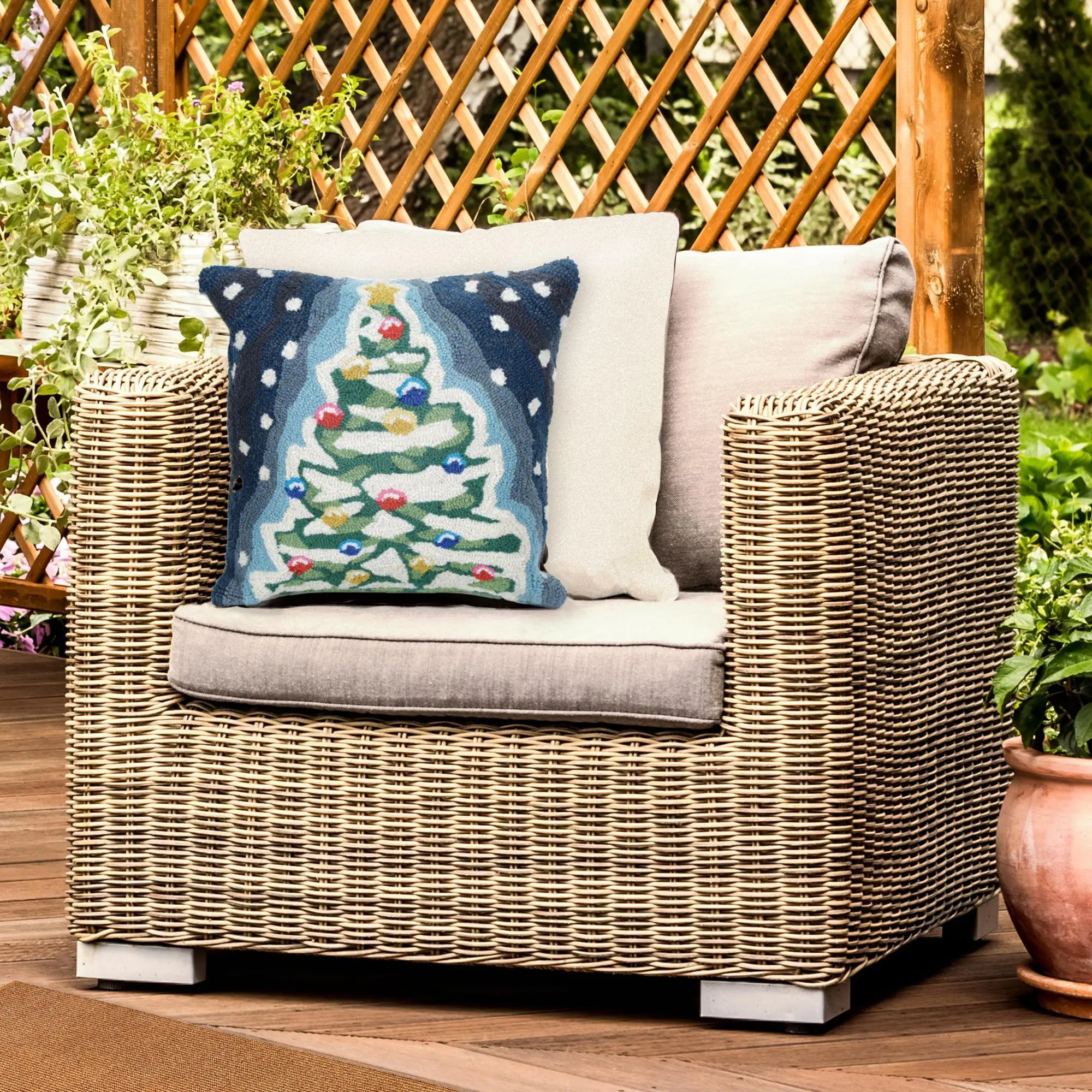 Lush Decor Frontporch Handmade Hand-Tufted Polyester Blend Indoor/Outdoor Pillow - Traditional Graphic Botanical Leaf Accent, Holiday Festive Xmas Tree Design, Machine Washable Cushion Cover, Patio/Outdoor Chair Cushion