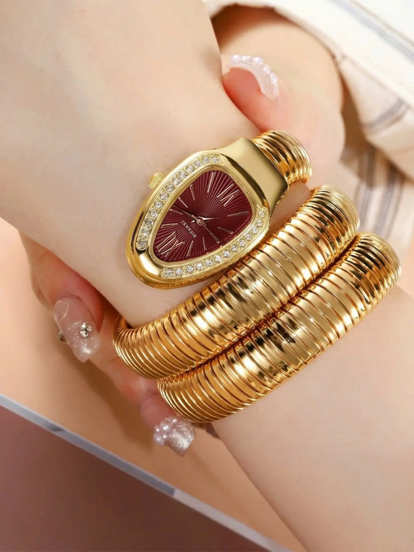 High-end fashion snake-shaped women's watch, exquisite gold bracelet, smart quartz watch, modern casual watch, Fashionable Analog Watch, fashionable and elegant women's watch, clock