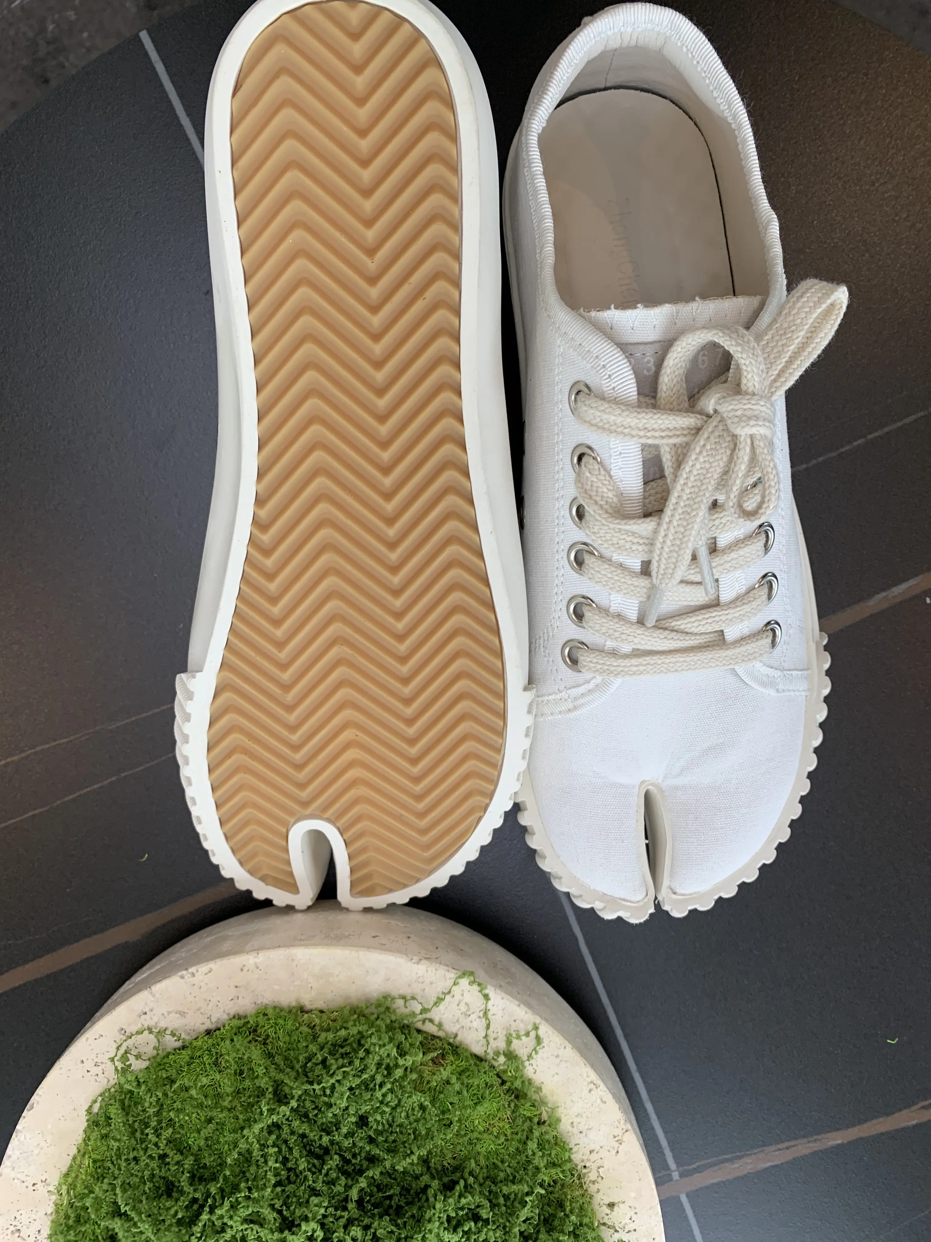 Classic washed canvas creates trendy horseshoe-toe lace-up casual sneakers in black and white—a versatile basic color that pairs easily. Side scalloped zigzag edging enhances the design’s distinctiveness. Rubber outsole with a strong grip and anti-slip so