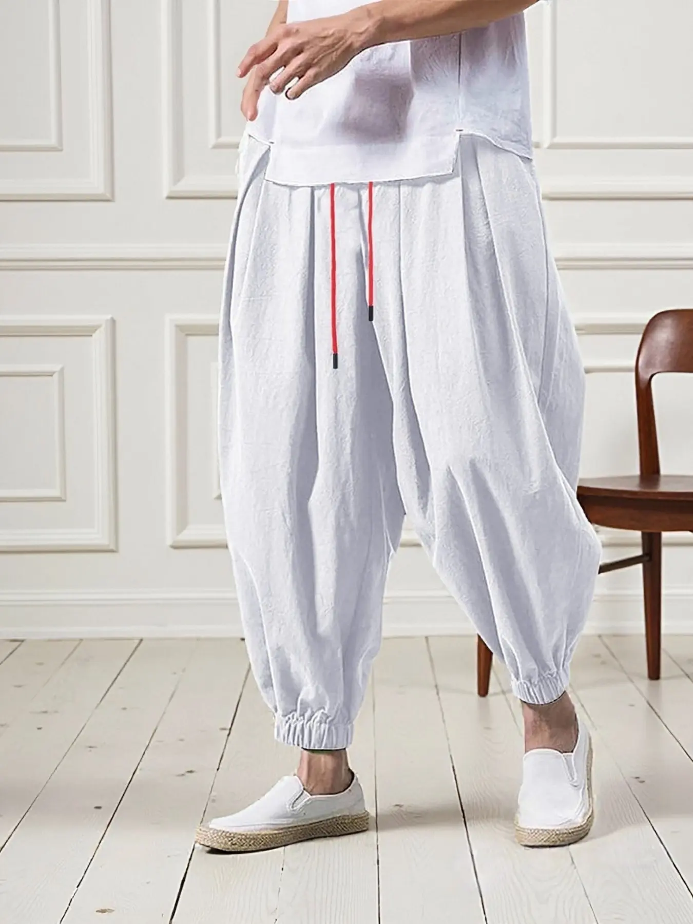 Men's new trendy Plain lantern-style cuffed pants, with a soft and supple fabric that doesn't sag. The contrasting drawstring waist is suitable for various body types and can be worn in all seasons - for both work and casual wear.