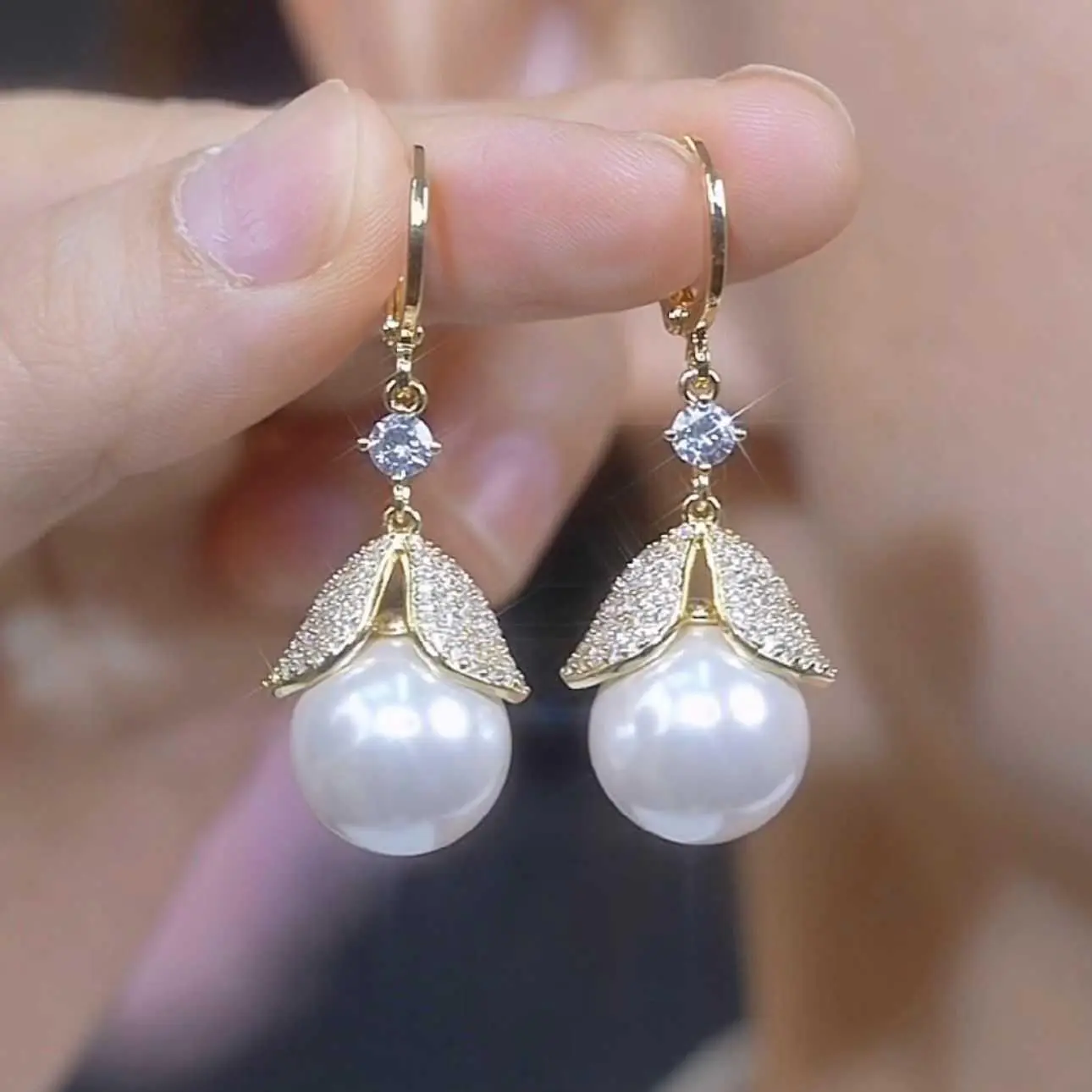Women's Inlayed Rhinestone Ear Cuffs, Elegant White Costume Jewelry, 2024 Influencer-Trendy, Light Premium Look Earrings HNAK73