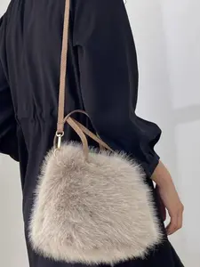 Lady's faux-fur handbag, with adjustable shoulder strap, suitable for commuting and shopping. It is an excellent Valentine's Day gift for the autumn and winter seasons. Handbag Shoulder Purse
