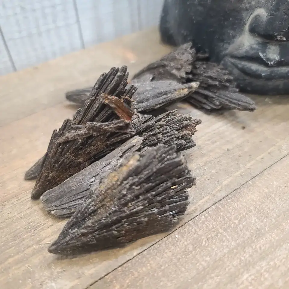 🖤✨ Black Kyanite Fan Specimens – Clearing, Protection and Energy Alignment 🌬️