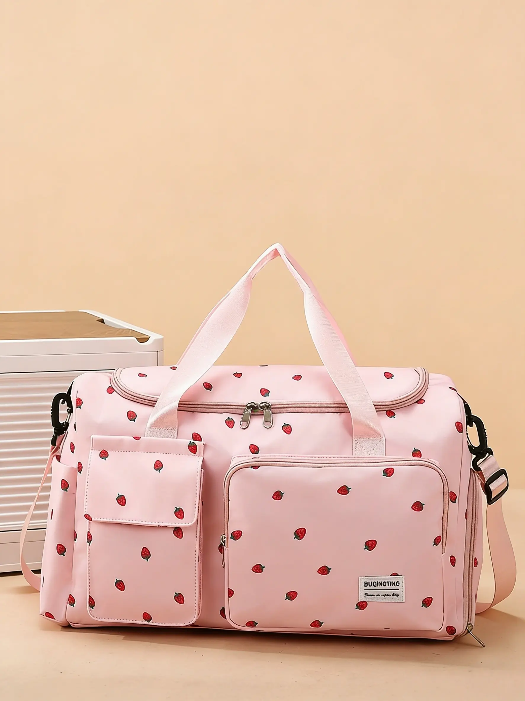 2026 New Cute Strawberry Print Large Capacity Lightweight Travel Bag, Zipper Travel Bag, Travel Duffel Bag, Handbag, Separated Wet Dry Sports Gym Bag, Yoga Bag, Commuter Luggage Bag, Travel Duffle Bag