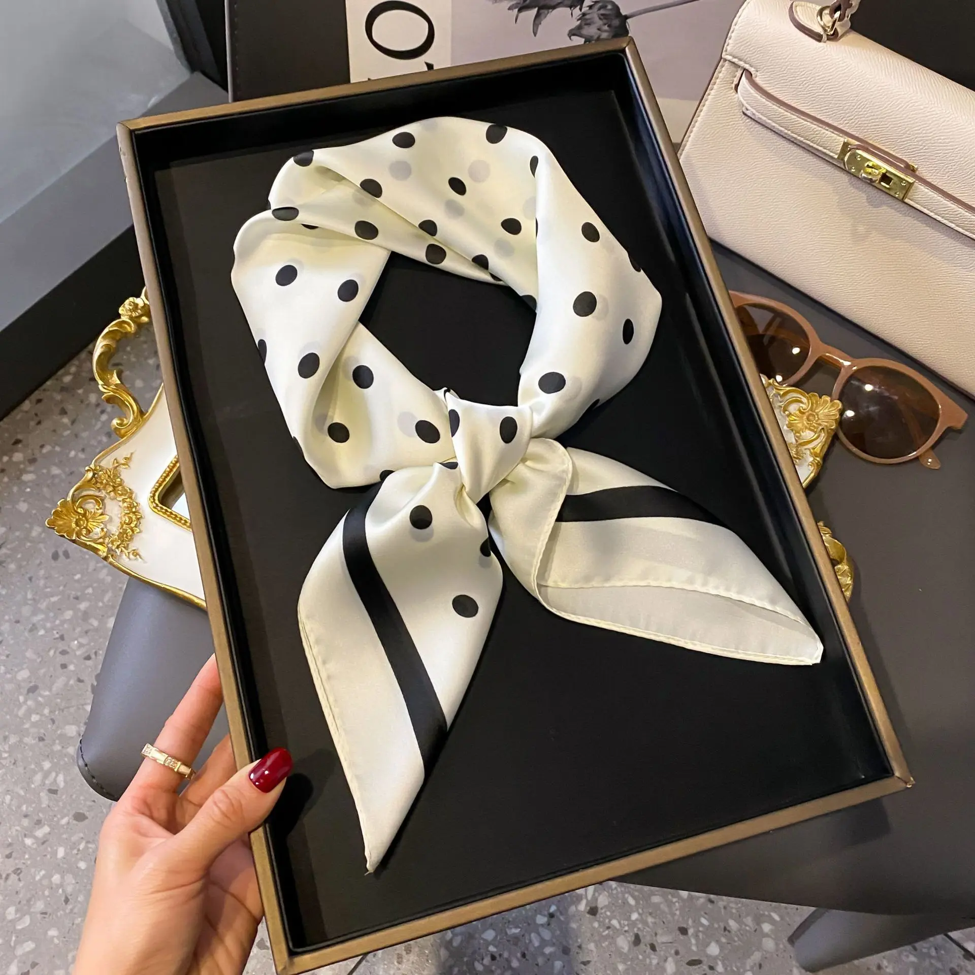 Wavelet point milk white