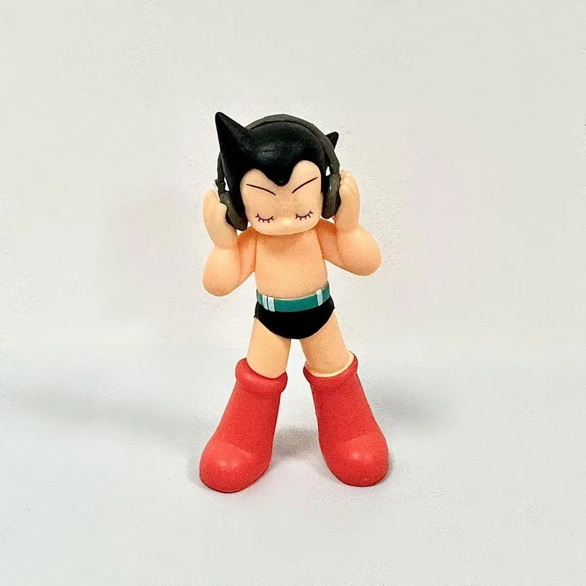 Anime peripheral Iron Wall Astro Boy punches and wears headphone Cute Version 5pcs Action Figure Model Toy 7cm