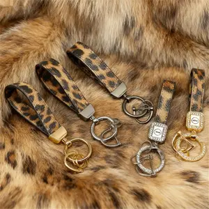 Car Keychain Leopard Print Universal Metal Clip, Backpack Decoration, Key Holder, Durable Car Accessories, Stylish Design, Keychain For Bags