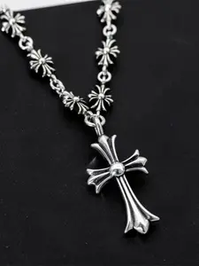 1 trendy and fashionable cross pendant necklace, suitable for daily wear and on the street, and also a surprising and exquisite small gift