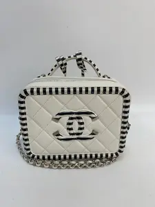 Pre-owned CHANEL caviar leather Crossbody Bags White Caviar Quilted Striped Vanity Case Crossbody Bag JAH168 （BF 12）