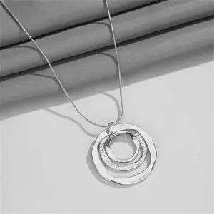 Geometric Multi-Ring Pendant Necklace Large Three-Ring Open Circle Necklace Snake Chain with Hammered Texture Bold Modern Fashion Accessories