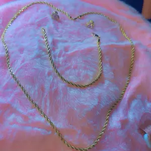 Set de cadena torsal, pulsera y aretes de corazón oro laminado 14k