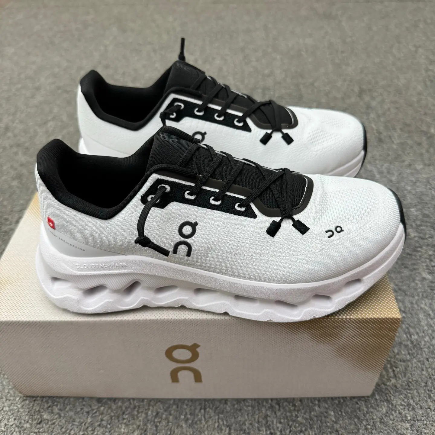 White & Black Contrast Unisex Couple Running Shoes, Hollow Foam Cushion Sole, Breathable Woven Mesh Lace‑Up Athletic Sneakers for Daily Commute & Couple Street‑Style Matching