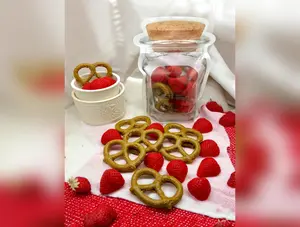 Strawberry Pretzel Crunch Wax Melts. Bakery Wax Melt. Soy Wax Melts. Strongly Scented Wax Melts/Wax Tarts for Wax Warmers. 5 oz. 6 Pretzels +7-8 Strawberries