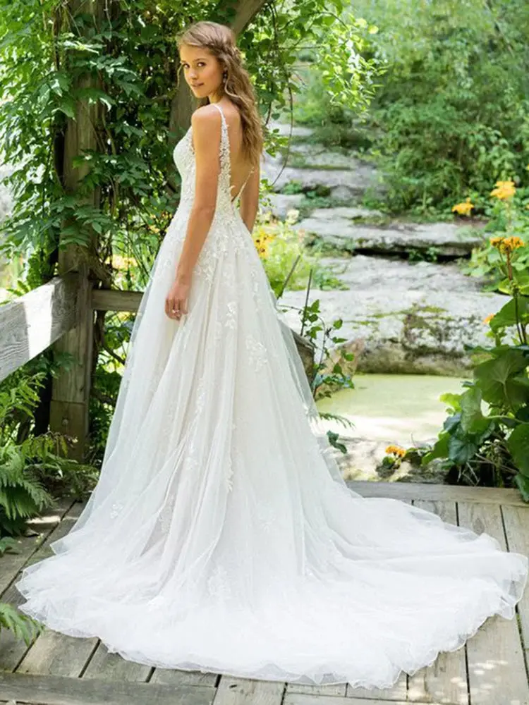 Customized Fashion A Line Women Wedding Dresses V Neck Appliques Tulle Court Train Bridal Gowns Backless Formal Occasion