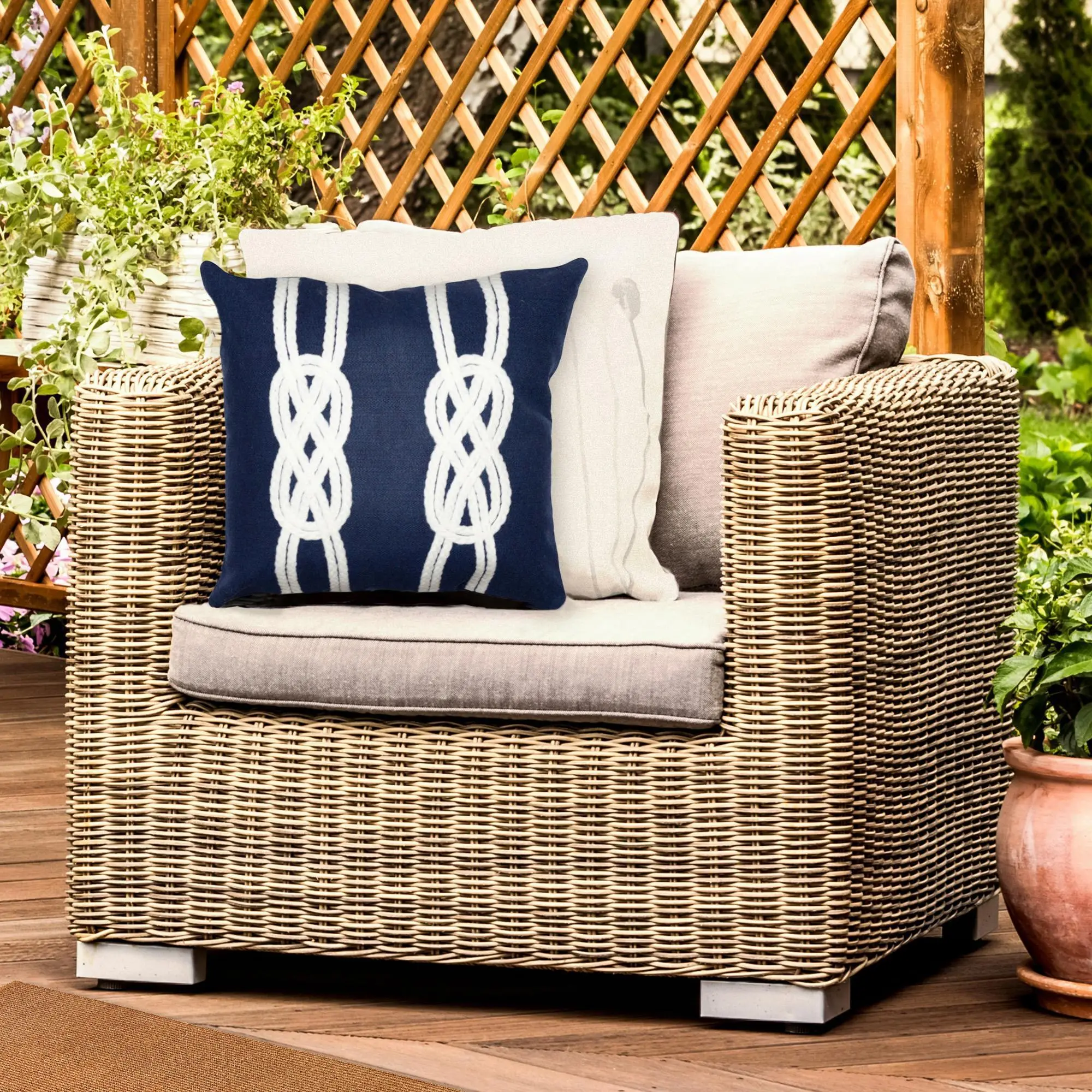 Lush Decor VISIONS II Handmade Indoor/Outdoor Pillow - Traditional Graphic, Double Knot, Felted Surface, Invisible Zip, Soft Cushions, Ocean Vibe, Cushions for Porch, Patio/Deck