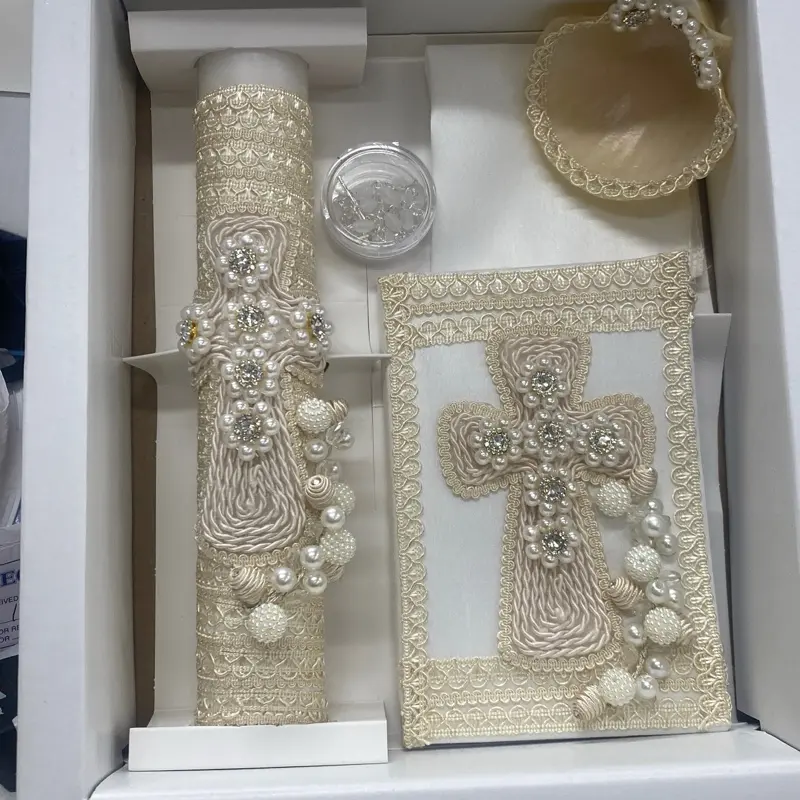 Set de vela para  Bautizos  color Perla vierne con 5 piezas biblia , vela , Rosario, conchita para el agua bendita y su tuallita, finamente decorada con una Cruz