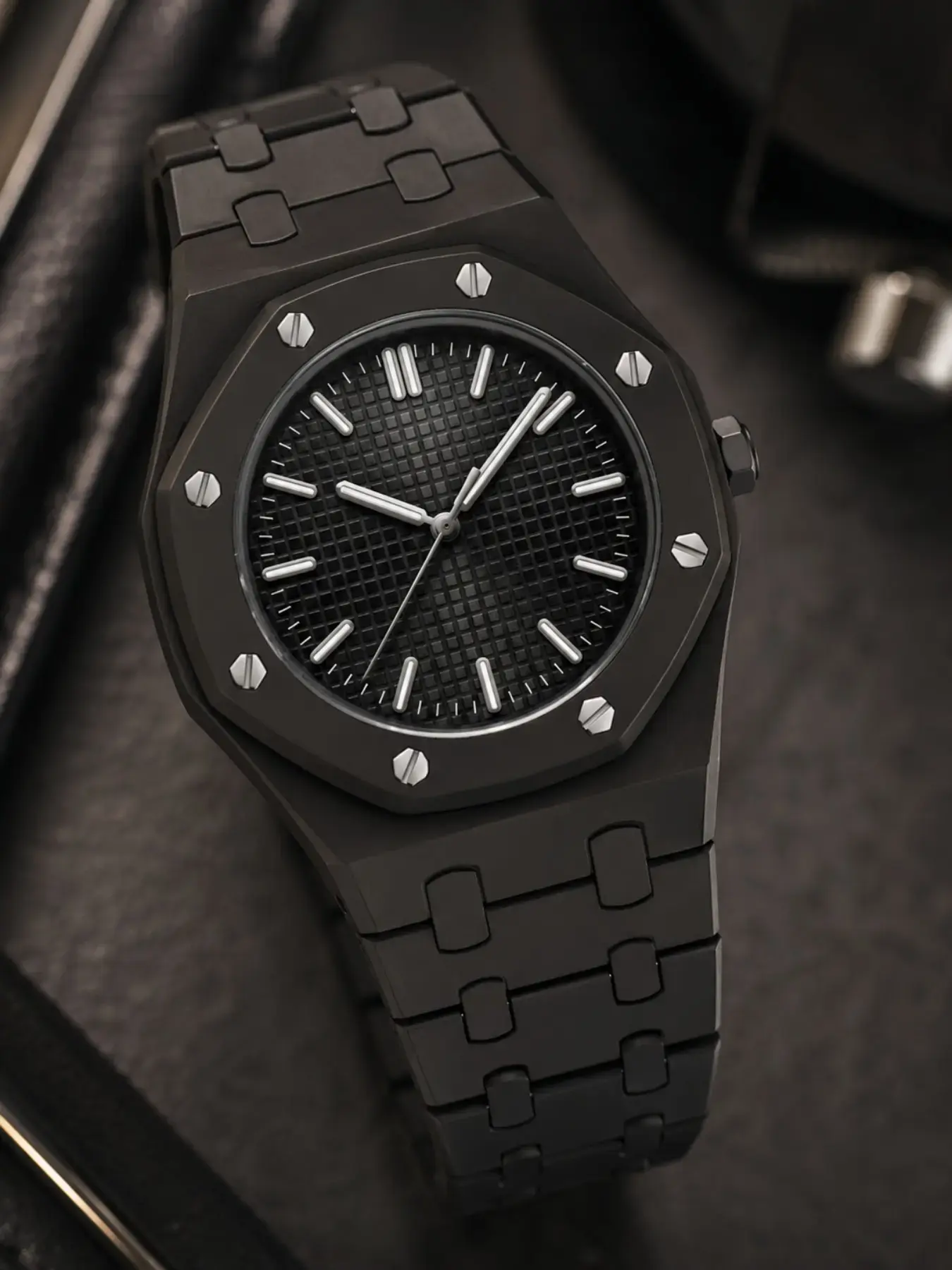 qweMatte Octagon Minimalist Quartz Watch, Grid Texture Dial, Bold Screw Details, Integrated Metal Strap, All-Season Wear