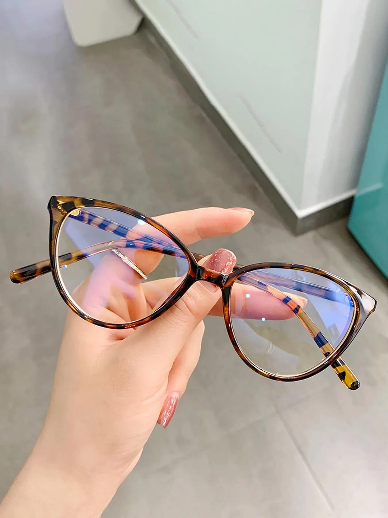 Tortoiseshell Eyeglasses for Men and Women, 1 Piece Trendy Frames Casual Stylish Glasses Fashion Eyewear Trending Glasses Fashion Cat Eye Frame Eyeglasses with Anti-blue Light No-slip Eyeglass for Everyday Use, Fashion Accessory