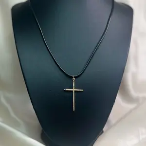 Collar en cordón víbora negro con dije en rodio
