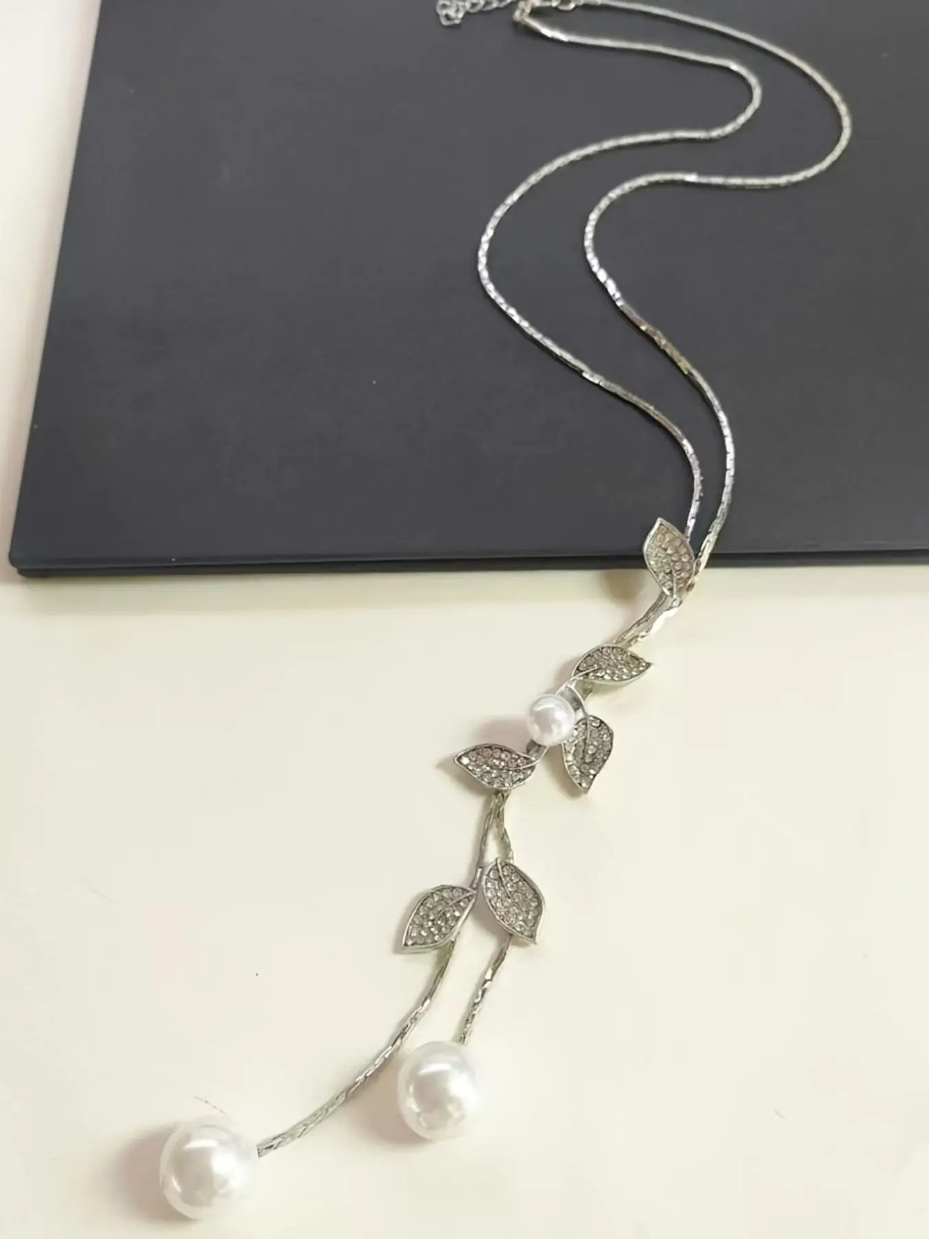 Fashionable Leaf Tassel Design Pendant Necklace, Faux Pearl Decor Necklace for Women for Party, Daily Clothing Decor, Trendy All-match & Exquisite Jewelry for Gift