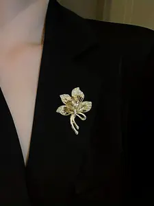 Elegant Luxury Women's Artificial Crystal Brooch, High-Quality Floral Design, Multifunctional Fashion Accessory for Dresses Suits Robes