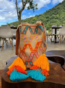 Mochila wayuu extra large con diseno y cordon en cascada.