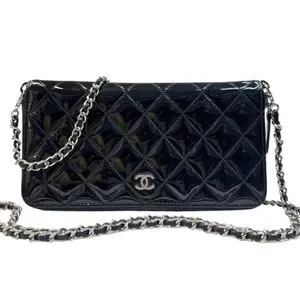 Pre-owned CHANEL patent leather Crossbody Bags Black Quilted Zip Wallet