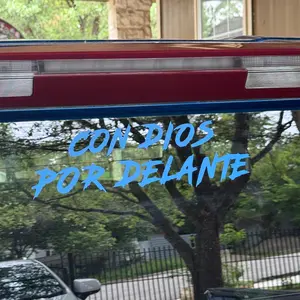 Con Dios Por Delante Car Decal – Christian Vinyl Sticker for Car Window, Rear Windshield & Bumper | Spanish Faith Prayer Decor