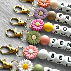 [Customization] 1pc Customized Daisy Silicone Keychain, Personalized Name Buckle, Commemorative Gift New Year Gift (Customizable 1-3/4-6/7-9/10-12 Characters)