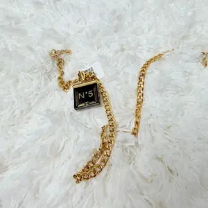 Pre-owned CHANEL Material	Chain: Polished gold-plated metal curb chain (heavy texture Bag Accessories N°5 Perfume Bottle Pendant Gold Chain Necklace