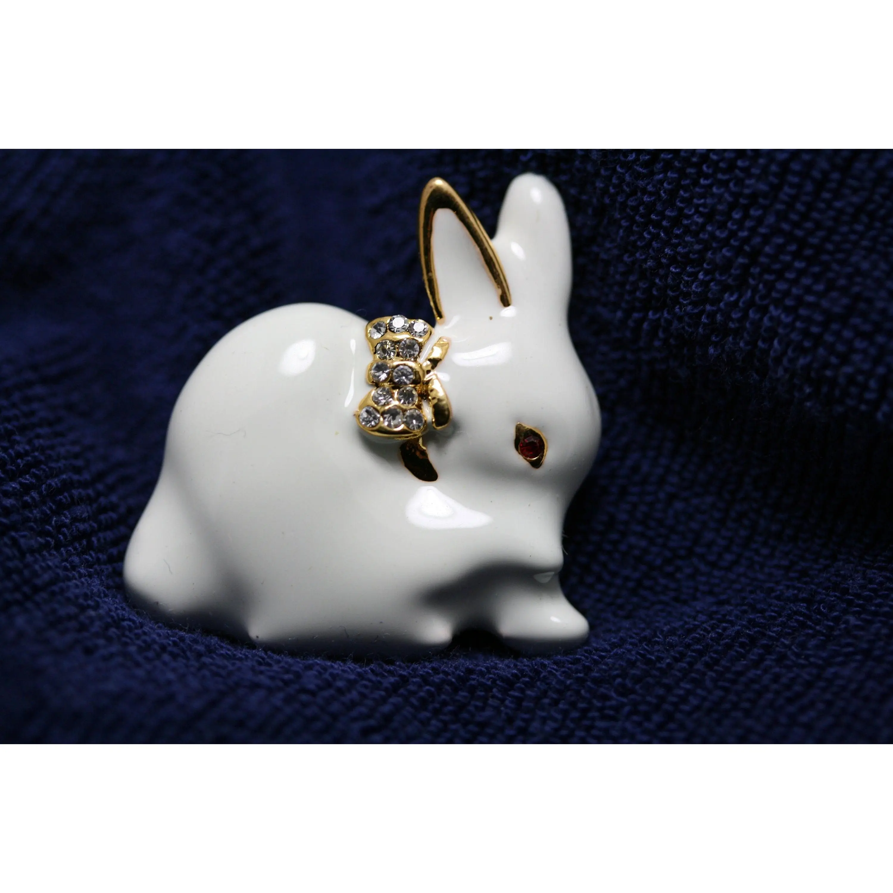 Small Size Rabbit Shape White Enamel Brooch Pin - Red Rhinestone Eye, Gold-Plated, Lead-Free Nickel-Free, Unisex Casual Party Fashion Accessory, Animals, 1.125" X 1.25", Cute, Metal Coating