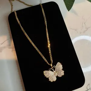 Dije de mariposa y cadena oro laminado 14k