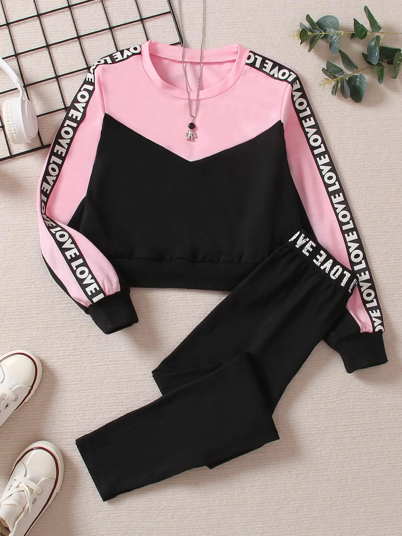 Girl's 2pcs Colorblock Round Neck Sweatshirt & Letter Tape Pants Set, Crew Neck Long Sleeve Top & Trousers 2 Piece Set for Spring & Fall, Kid's Clothe