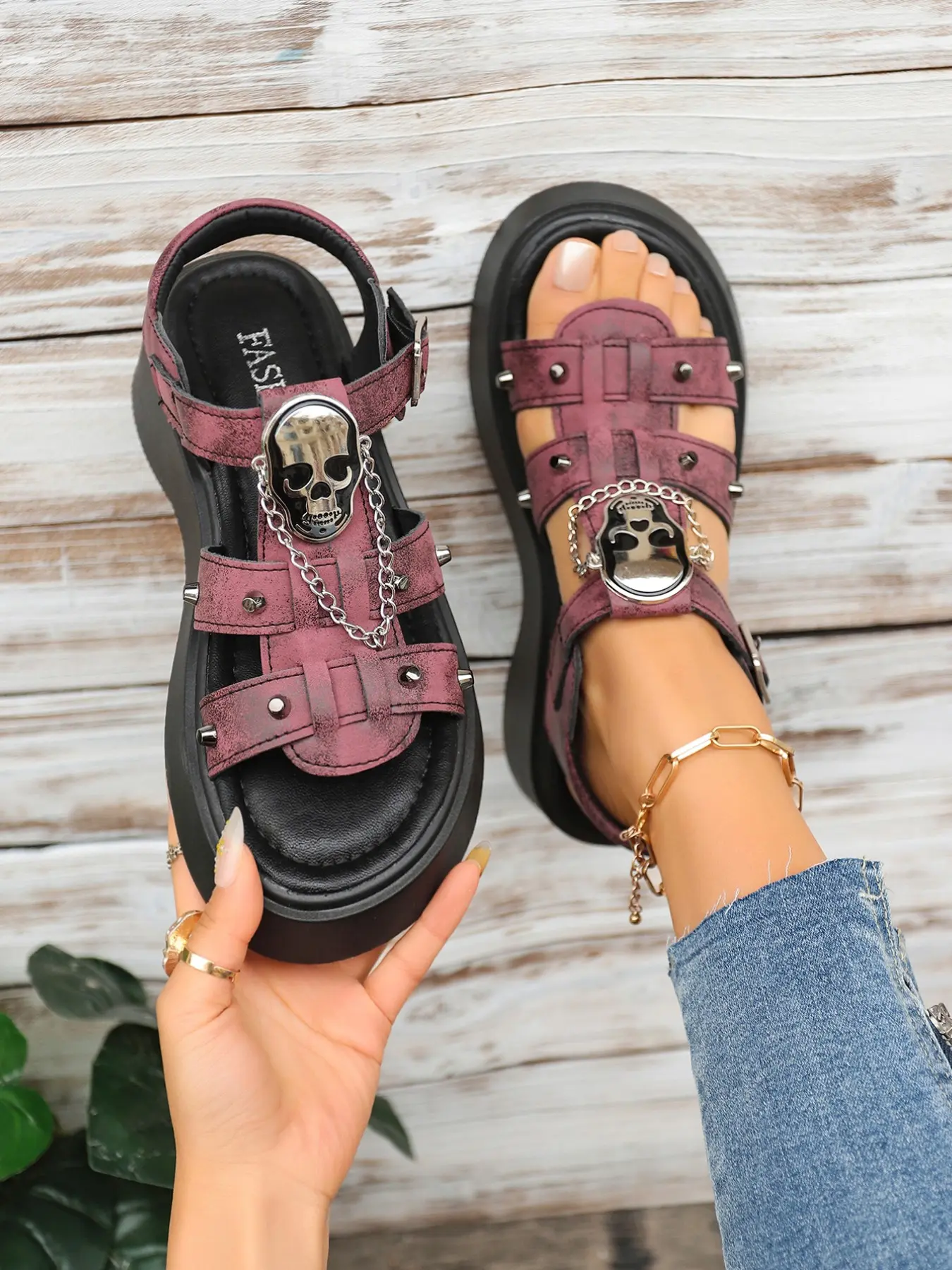 New Summer European Street-Style Skull-Decor Thick-Sole Rubber Sandals, Women's Vintage Worn-Look Roman Sandals, Fashionable and Comfortable