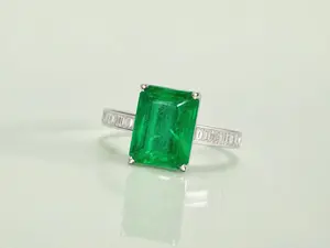 Tracy(9706)gc.Square Emerald Zircon Ring – Vivid Green, Brilliant Cut, Silver Setting