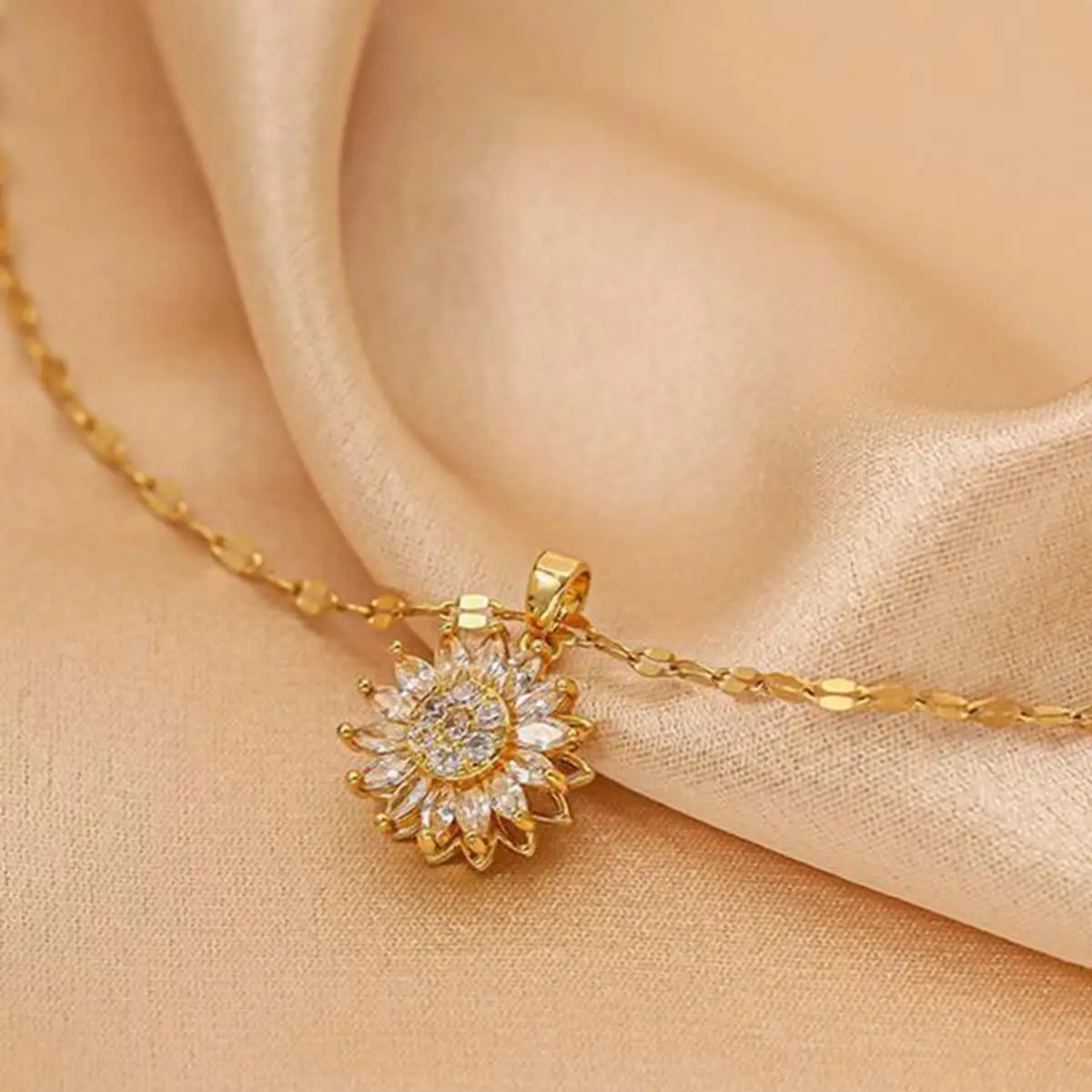 The new rotating sunflower pendant necklace is an elegant and versatile clavicle chain.